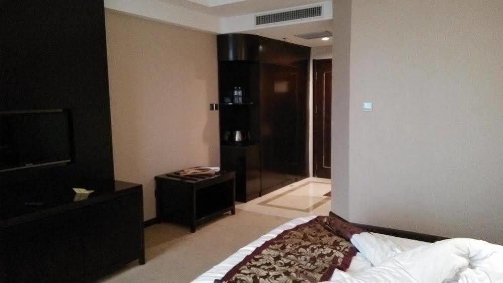Weishi International Hotel Qing Zhou Екстериор снимка